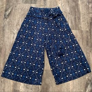 Blue Printed Wide Leg Capris Goucho Pants with Waist Tie Belt in Size Small
